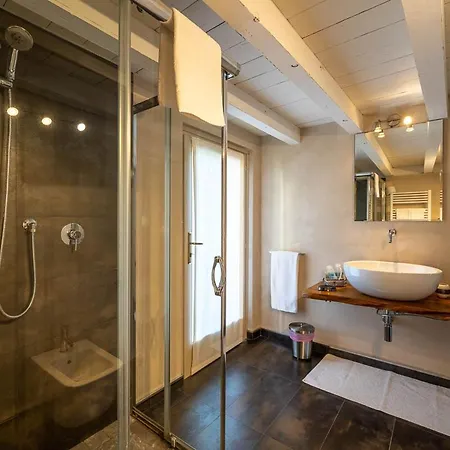 Romantic Il Piccolo Paradiso Bed and breakfast San Felice del Benaco